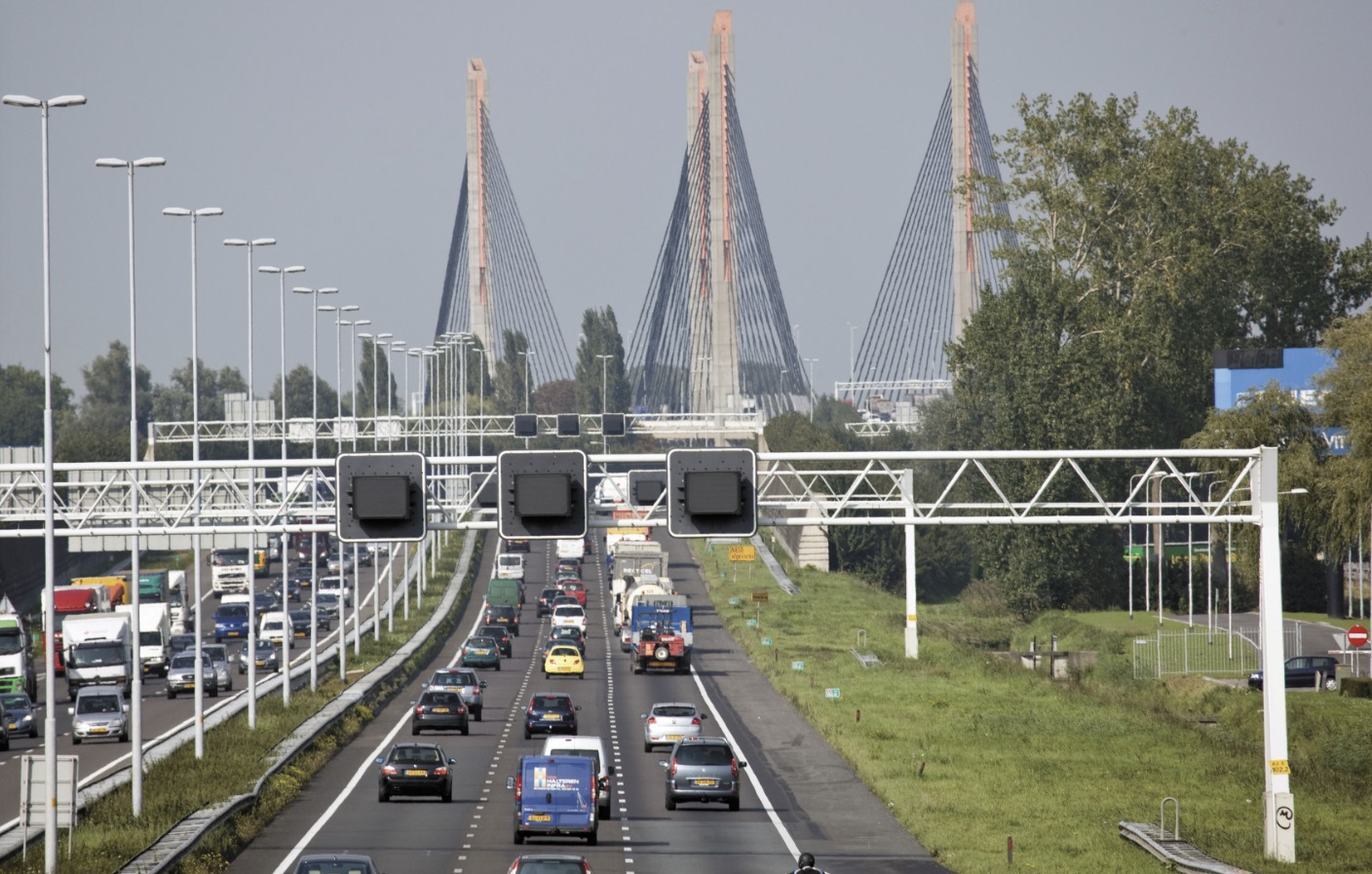 Drukke snelweg met veel auto's